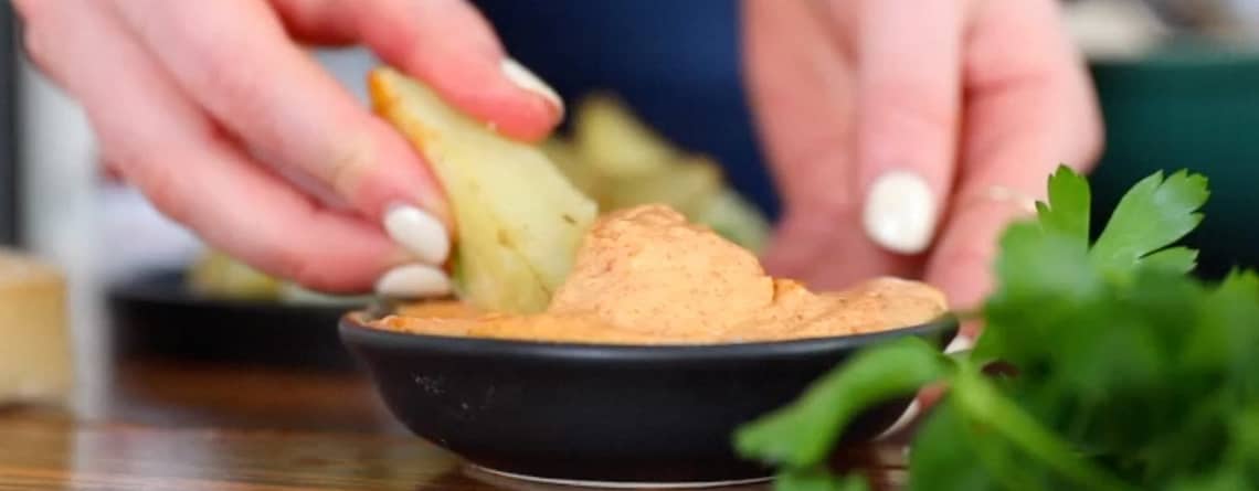 Parmesan-Trüffel Kartoffel Ecken mit Chipotle Mayo Dip